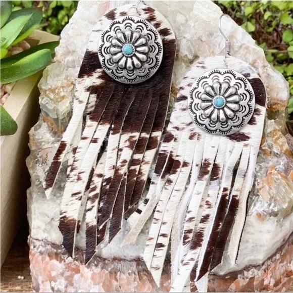 1 LEFT! Handmade Genuine Leather Fur Tassel Conch Dangle Earrings - Picture 3 of 5